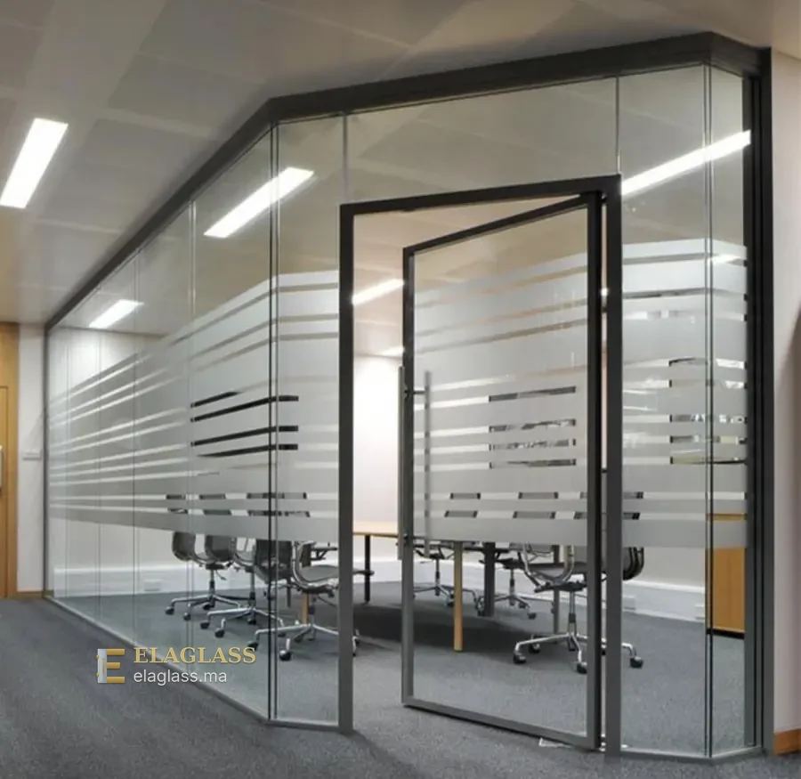 Porte vitrée ouverte et cloison de bureau avec bandes dépolies