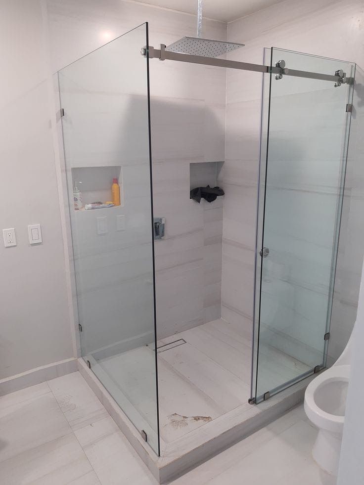 Cabine d'angle coulissante, salle de bain blanche