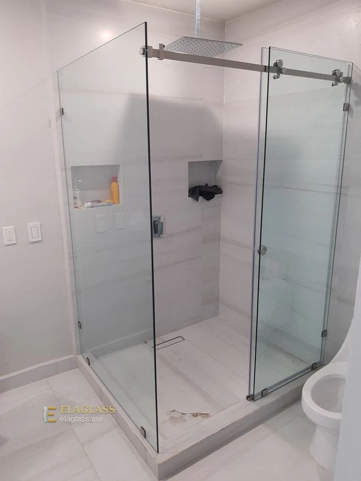 Cabine de douche d’angle coulissante, salle de bain blanche