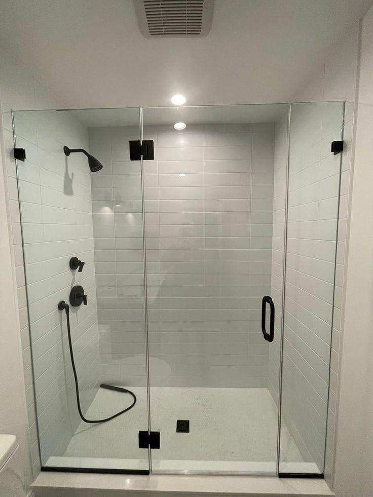 Cabine de douche à porte battante, quincaillerie noire