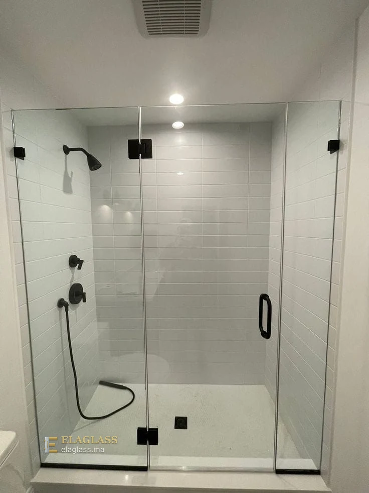 Cabine de douche à porte battante, quincaillerie noire