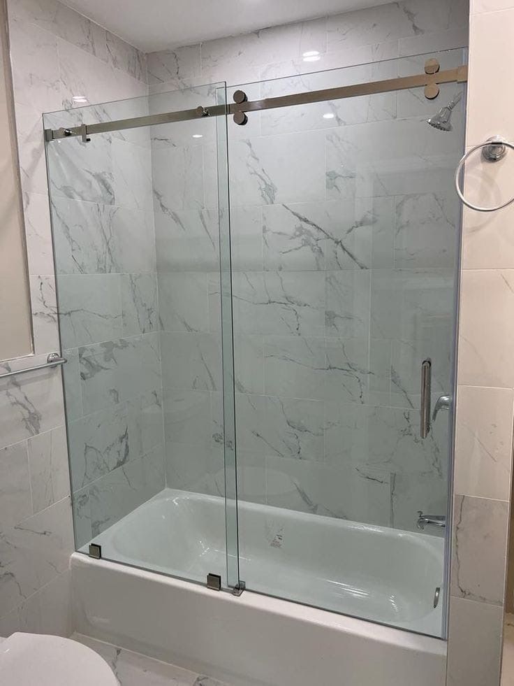 Pare-baignoire coulissant sur fond marbre