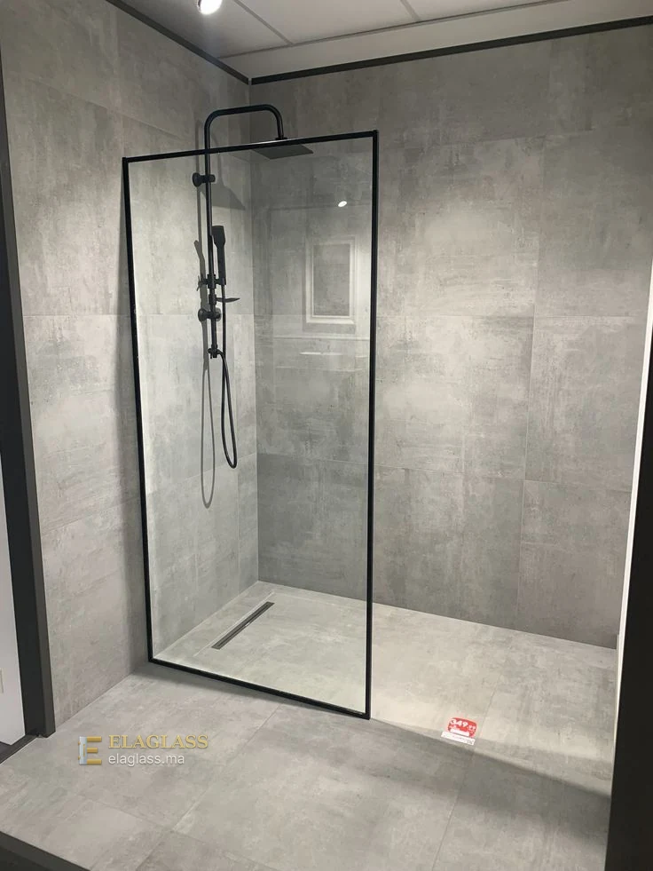 Paroi de douche transparente avec cadre noir