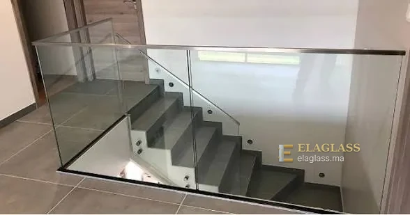 Garde-corps vitré avec retour d’angle autour d’un escalier
