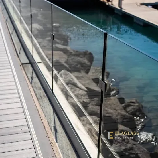 Garde-corps en verre clair posé par Ela Glass en bordure d'une terrasse au bord de l'eau
