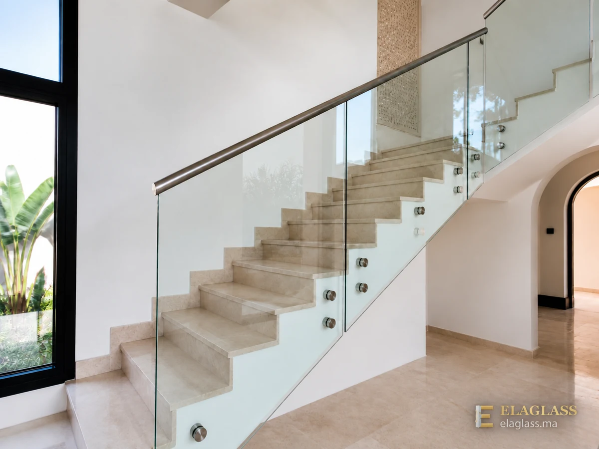 Garde-corps en verre sur escalier avec fixation par points et main courante inox