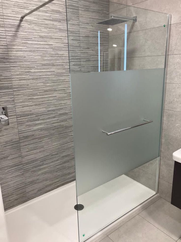 Paroi de douche mi-dépolie avec barre chromée