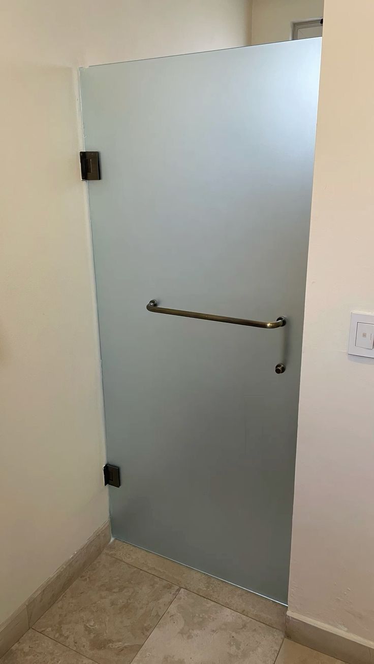 Porte en verre dépoli sur pivot